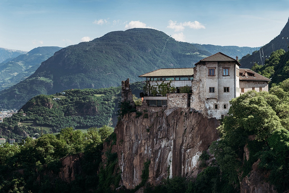 Blick auf Bozen und die Bergspitzen von der Haselburg